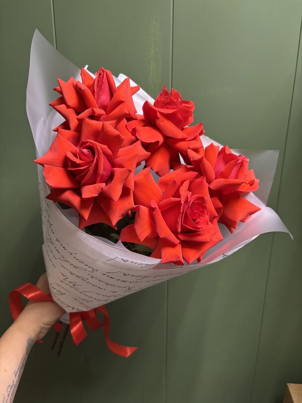 Букет из 5 французских роз «любимой», артикул F1484875 - 2650 рублей, доставка по городу. Flawery - доставка цветов