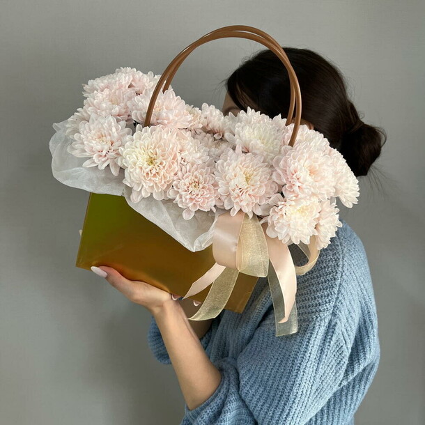 Хризантема в сумочке, артикул F1505657 - 2300 рублей, доставка по городу. Flawery - доставка цветов