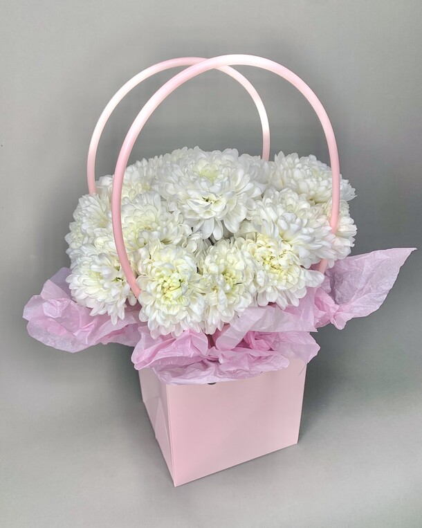 Мини сумочка из хризантем, артикул F1267860 - 3645 рублей, доставка по городу. Flawery - доставка цветов