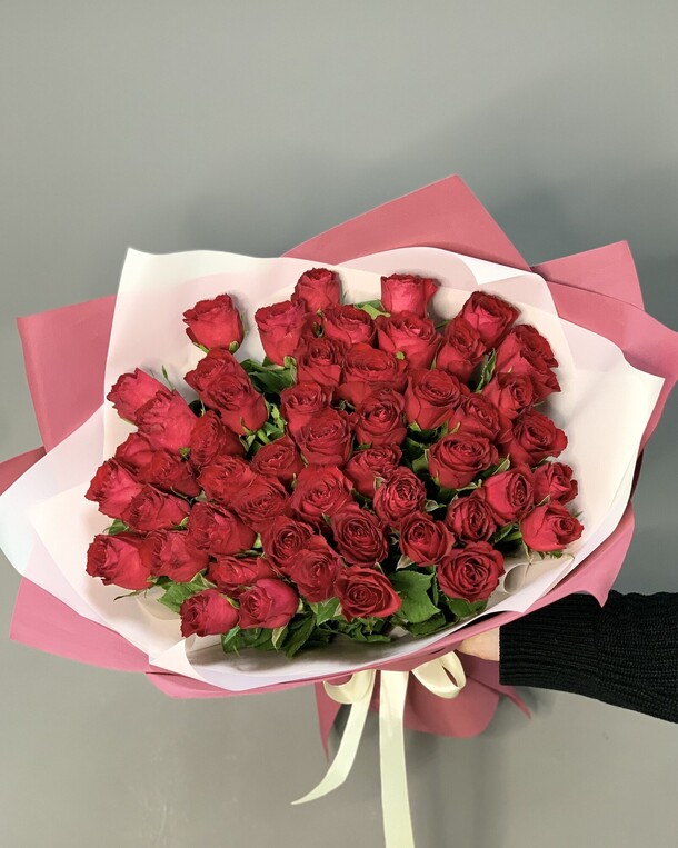 Монобукет из 51 розы, артикул F1272089 - 11567 рублей, доставка по городу. Flawery - доставка цветов