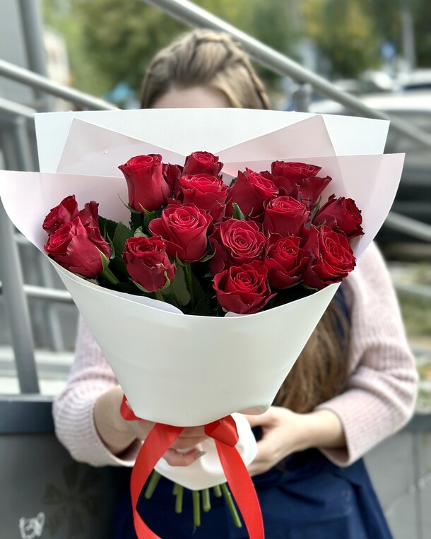 15 красные розы, артикул F1276228 - 4085 рублей, доставка по городу. Flawery - доставка цветов
