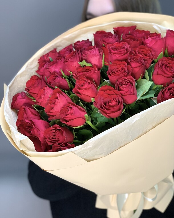 Монобукет из 35 роз, артикул F1276229 - 8638 рублей, доставка по городу. Flawery - доставка цветов