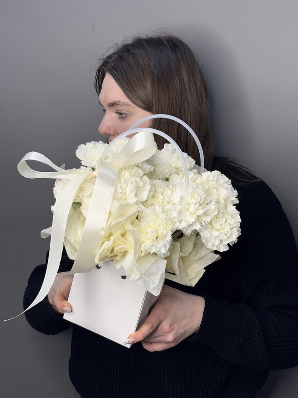 Композиция из белых диантусов, артикул F1365631 - 3807 рублей, доставка по городу. Flawery - доставка цветов