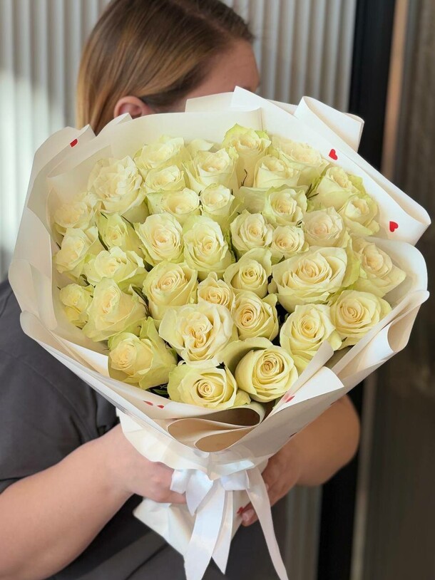 35 роз 40 см, артикул F1380379 - 8492 рублей, доставка по городу. Flawery - доставка цветов