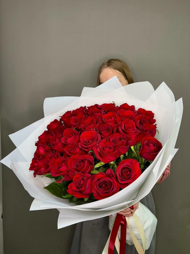 35 красных кений 60 см, артикул F1380694 - 13924 рублей, доставка по городу. Flawery - доставка цветов