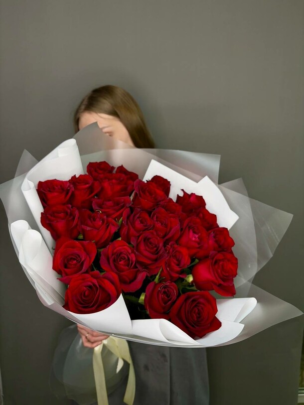 25 красных роз 60 см, артикул F1380719 - 10263 рублей, доставка по городу. Flawery - доставка цветов