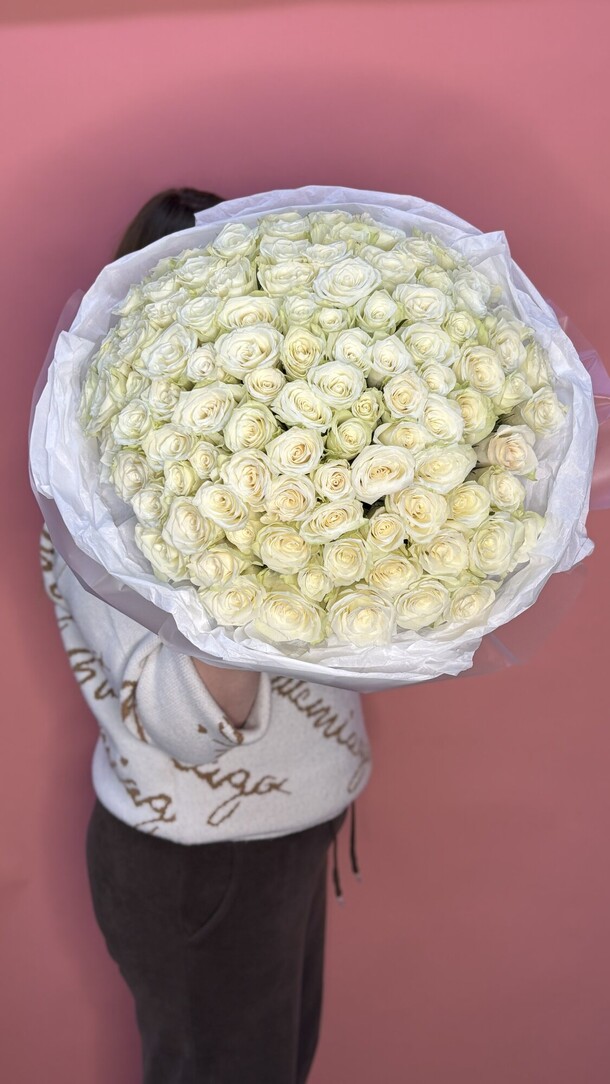 101 белая роза 40 см, артикул F1383058 - 21815 рублей, доставка по городу. Flawery - доставка цветов