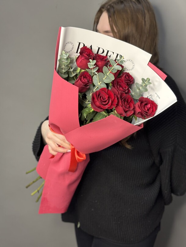 9 высоких роз с эвкалиптом, артикул F1388032 - 4195 рублей, доставка по городу. Flawery - доставка цветов