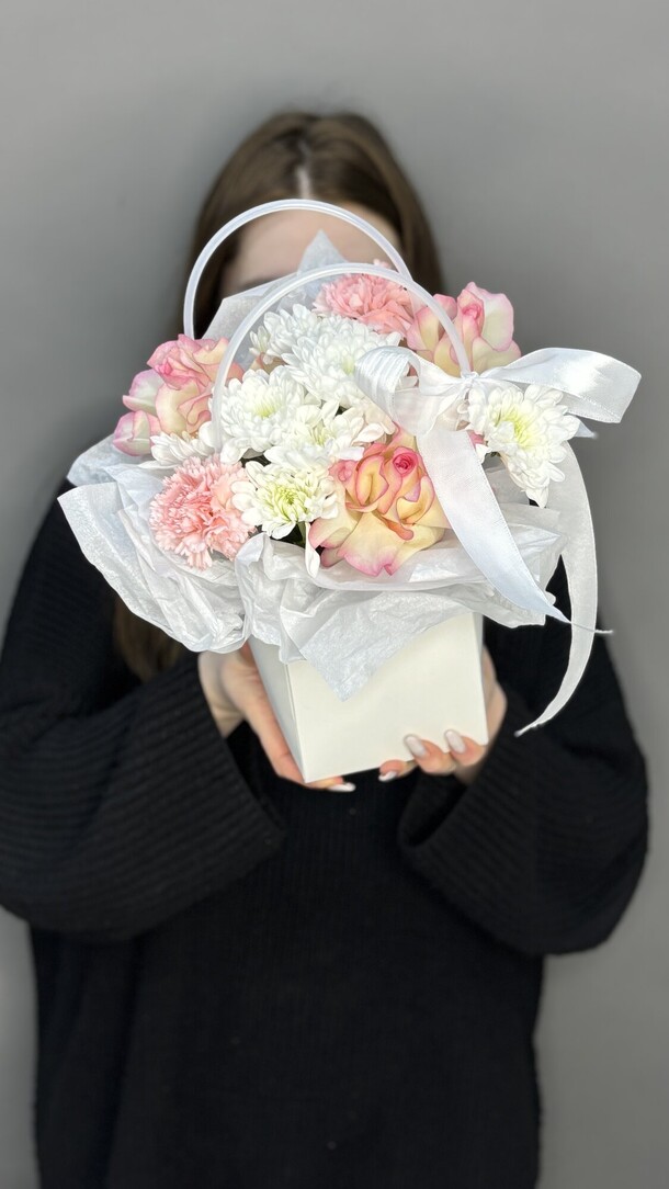 Цветочная сумочка, артикул F1388460 - 2782 рублей, доставка по городу. Flawery - доставка цветов