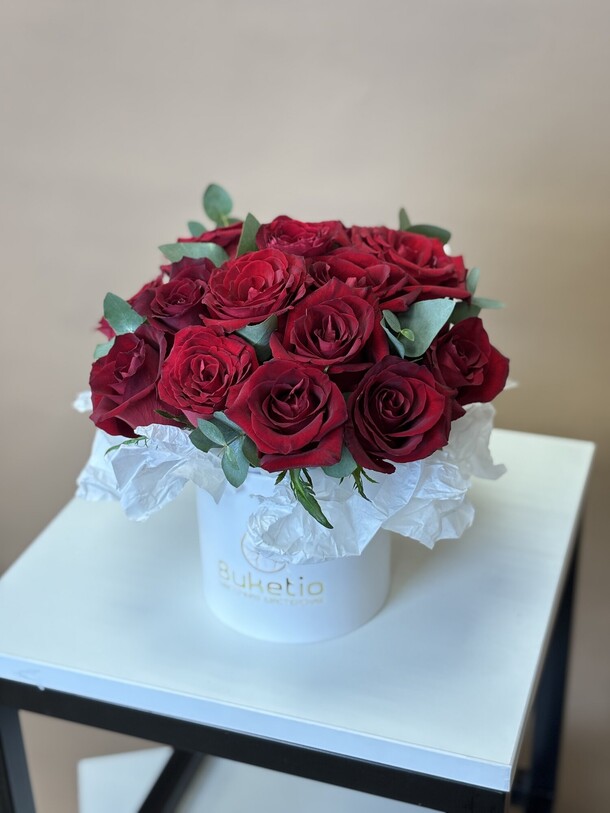 Красные розы в коробке 15 шт, артикул F1388533 - 6796 рублей, доставка по городу. Flawery - доставка цветов