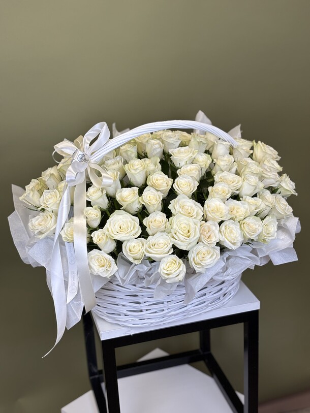 Белые розы в корзине 75 шт, артикул F1388772 - 23718 рублей, доставка по городу. Flawery - доставка цветов