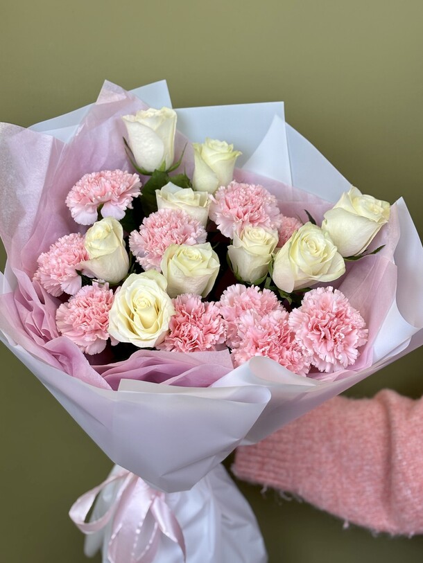 Букет с розами и диантусами, артикул F1413066 - 5345 рублей, доставка по городу. Flawery - доставка цветов