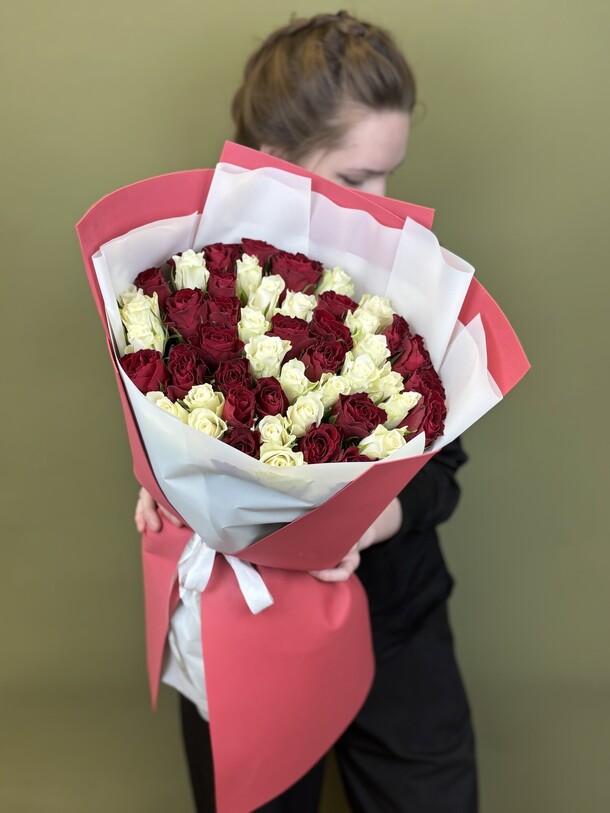 51 роза, артикул F1447825 - 11567 рублей, доставка по городу. Flawery - доставка цветов