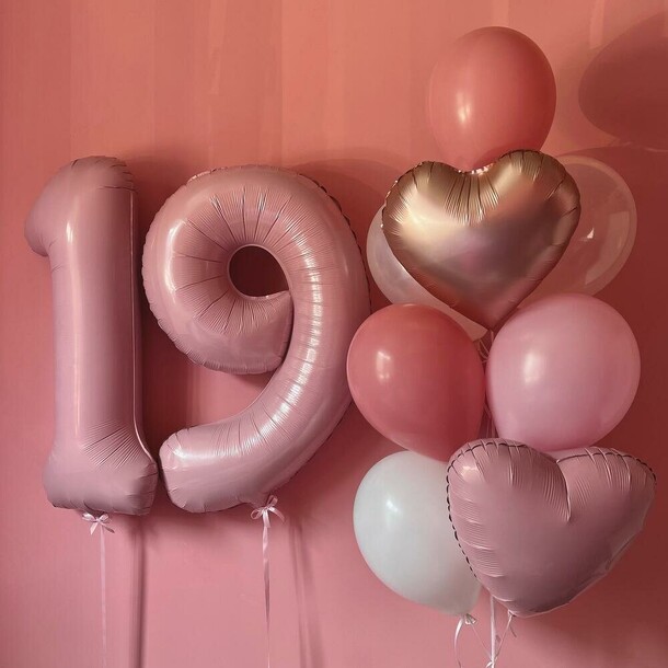 Цифры и фонтан «пудровый микс» (мини), артикул F1496728 - 4750 рублей, доставка по городу. Flawery - доставка цветов