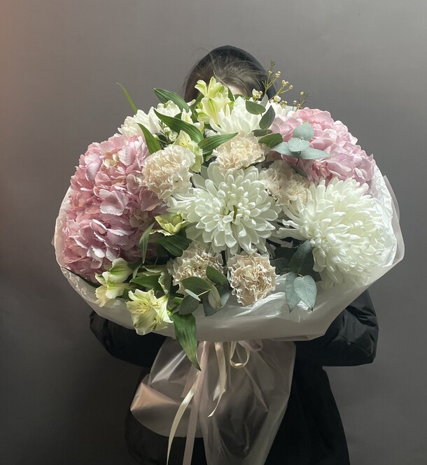 Букет микс с гортензиями, артикул F1510195 - 5000 рублей, доставка по городу. Flawery - доставка цветов