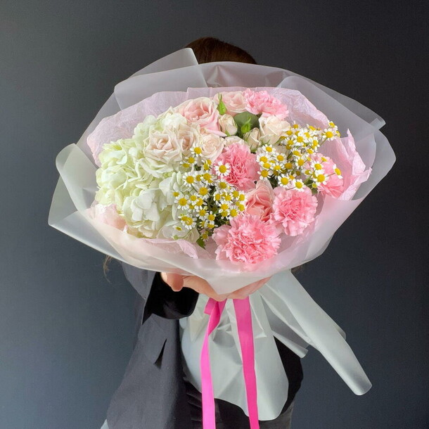 Букет с гортензией розами ромашками, артикул F1487394 - 5659 рублей, доставка по городу. Flawery - доставка цветов