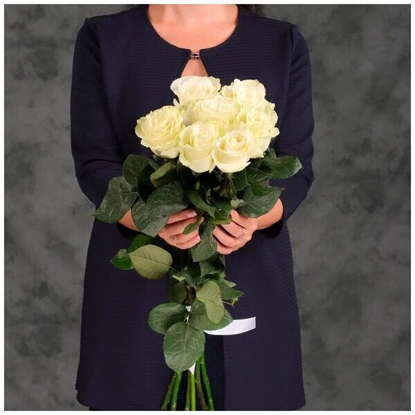 Букет из 7 белых роз 50, артикул F1138584 - 3626 рублей, доставка по городу. Flawery - доставка цветов