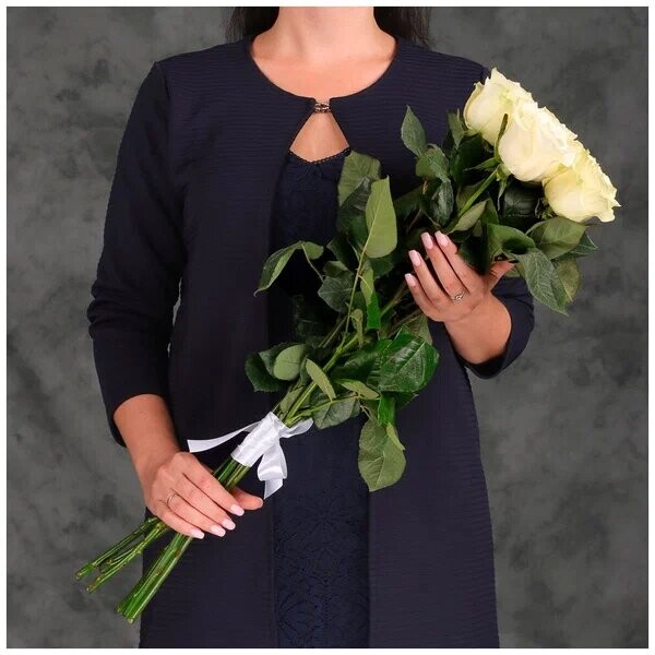 Букет из 7 белых роз 60, артикул F1138586 - 4190 рублей, доставка по городу. Flawery - доставка цветов