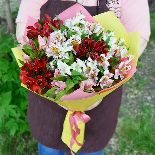 Букет альстромерии 11 шт, артикул F1138846 - 6430 рублей, доставка по городу. Flawery - доставка цветов