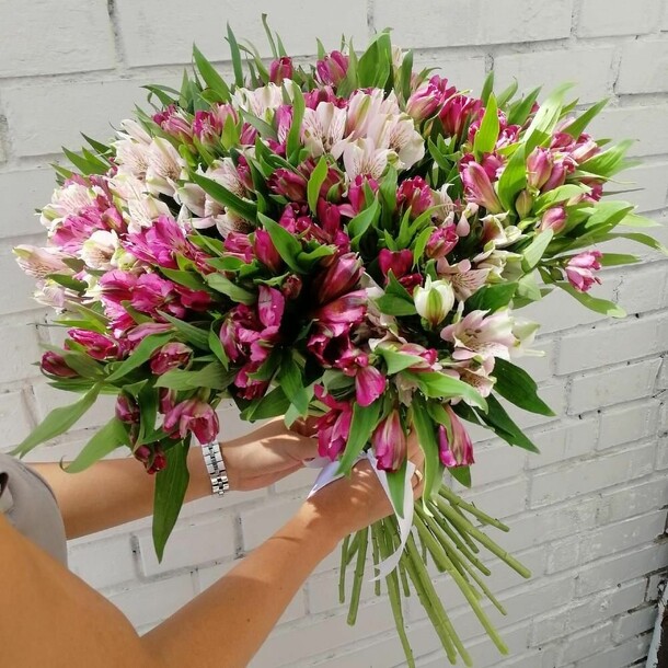 Букет альстромерии 25, артикул F1138848 - 12862 рублей, доставка по городу. Flawery - доставка цветов