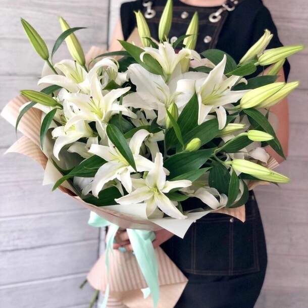Букет из лилий в упаковке, артикул F1138988 - 25980 рублей, доставка по городу. Flawery - доставка цветов