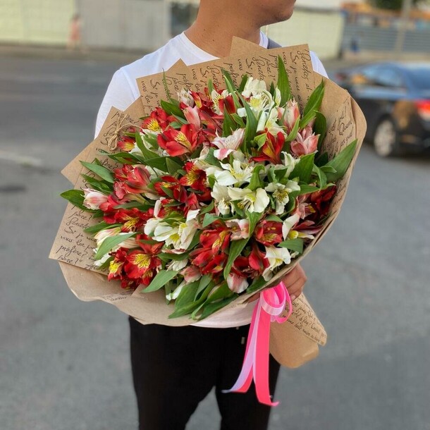 Букет из 35 альстромерий, артикул F1140960 - 25724 рублей, доставка по городу. Flawery - доставка цветов
