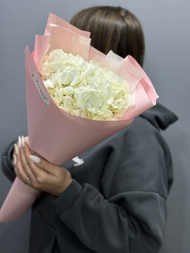 Букет с гортензией, артикул F1348272 - 2250 рублей, доставка по городу. Flawery - доставка цветов