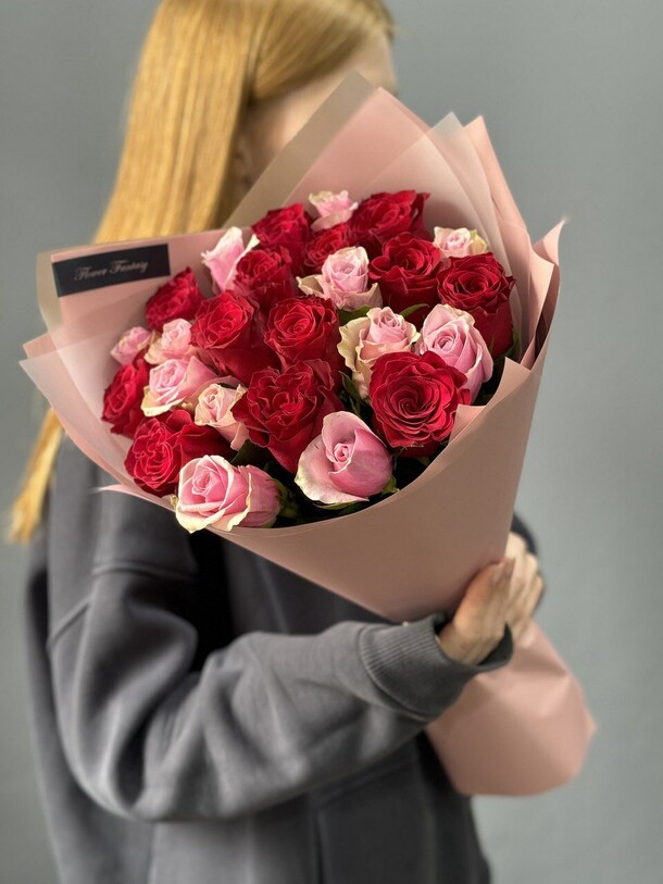 Букет микс красно-розовых роз, артикул F1357482 - 6600 рублей, доставка по городу. Flawery - доставка цветов