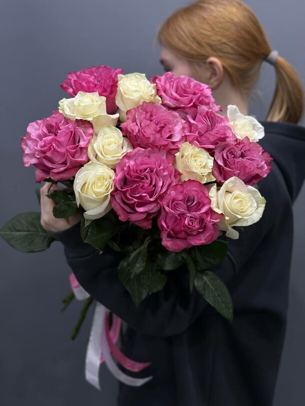 Букет бело-розовых роз, артикул F1363906 - 7900 рублей, доставка по городу. Flawery - доставка цветов