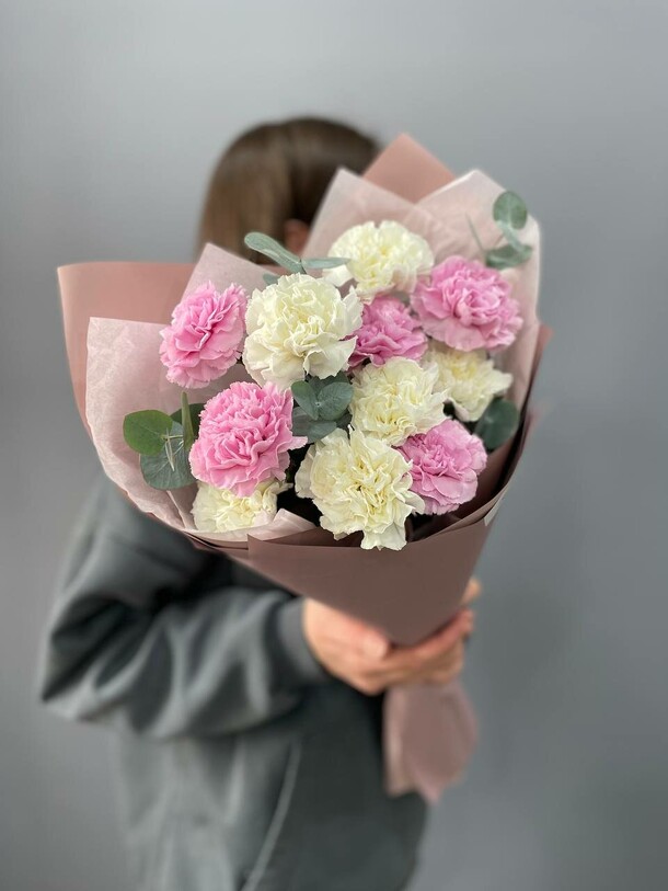 Букет из 11 диантусов с эвкалиптом, артикул F1373435 - 4100 рублей, доставка по городу. Flawery - доставка цветов