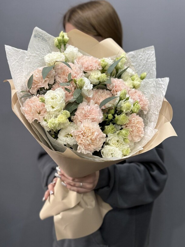 Букет поцелуй в цветах, артикул F1377098 - 8800 рублей, доставка по городу. Flawery - доставка цветов