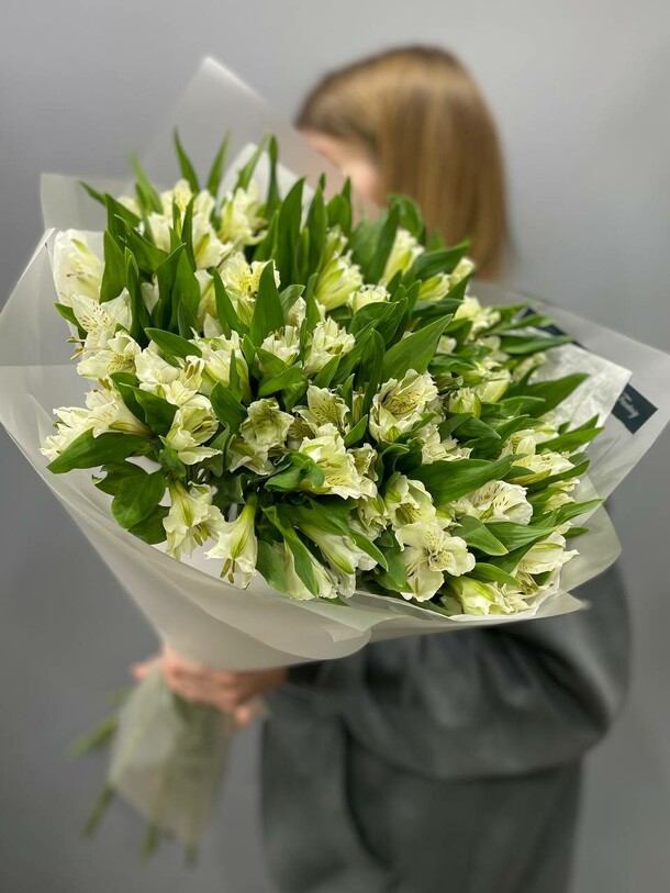 Букет белых альстромерий, артикул F1379188 - 8100 рублей, доставка по городу. Flawery - доставка цветов