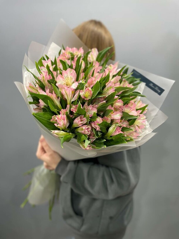 Букет розовых альстромерий, артикул F1379192 - 8100 рублей, доставка по городу. Flawery - доставка цветов