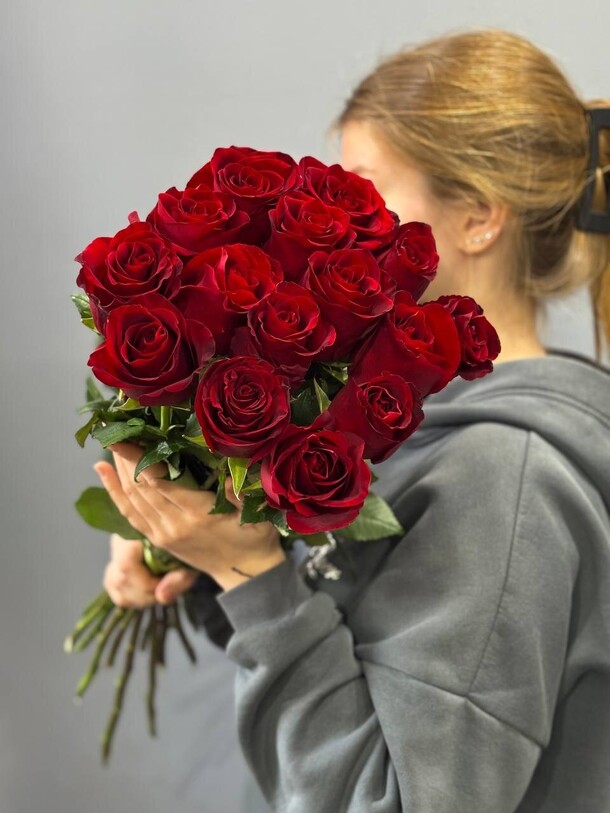 Букет 15 красных роз, артикул F1395853 - 7900 рублей, доставка по городу. Flawery - доставка цветов