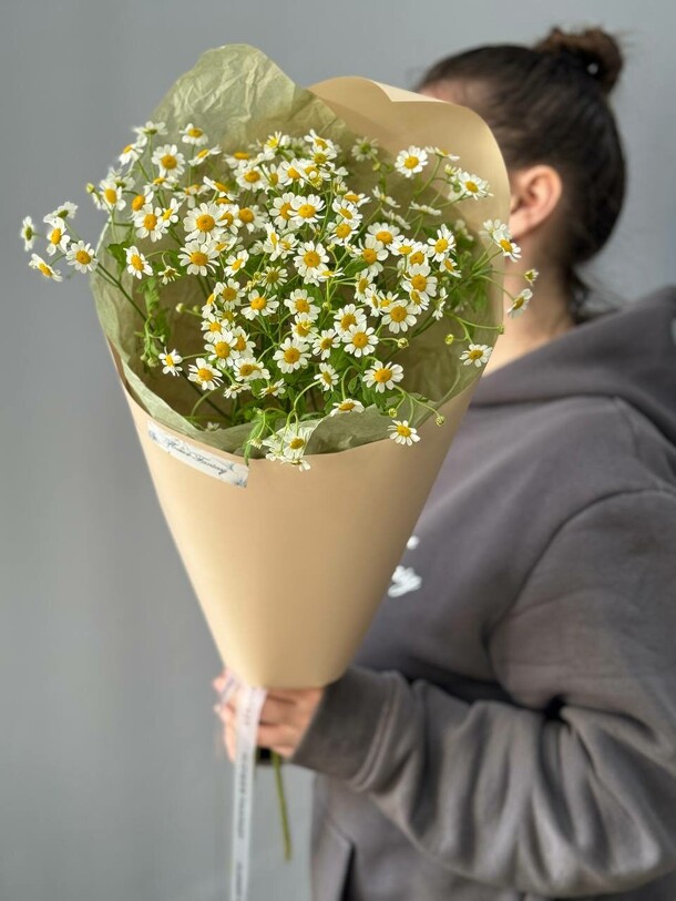 Букет мини-ромашек, артикул F1410253 - 1950 рублей, доставка по городу. Flawery - доставка цветов