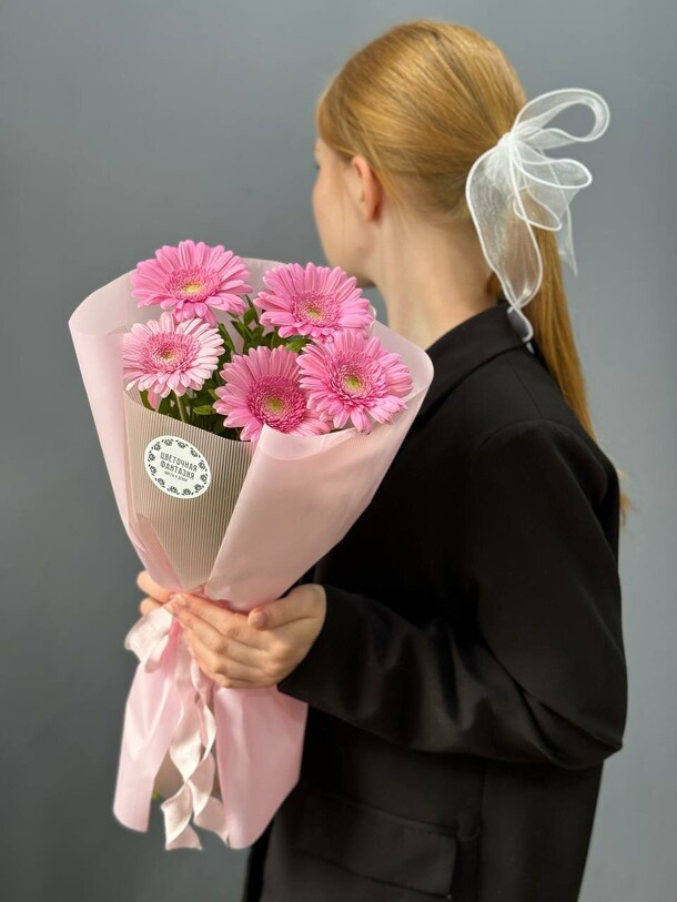 Букет из 5 розовых гербер, артикул F1454687 - 3100 рублей, доставка по городу. Flawery - доставка цветов