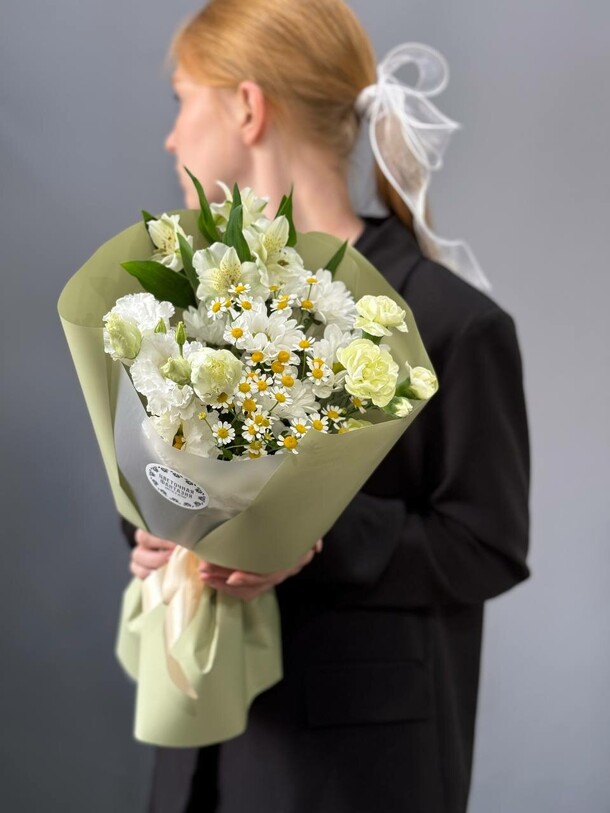 Букет- комплимент, артикул F1454699 - 3250 рублей, доставка по городу. Flawery - доставка цветов