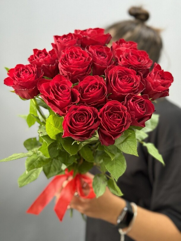 Букет из 15 красных роз, артикул F1456718 - 3950 рублей, доставка по городу. Flawery - доставка цветов