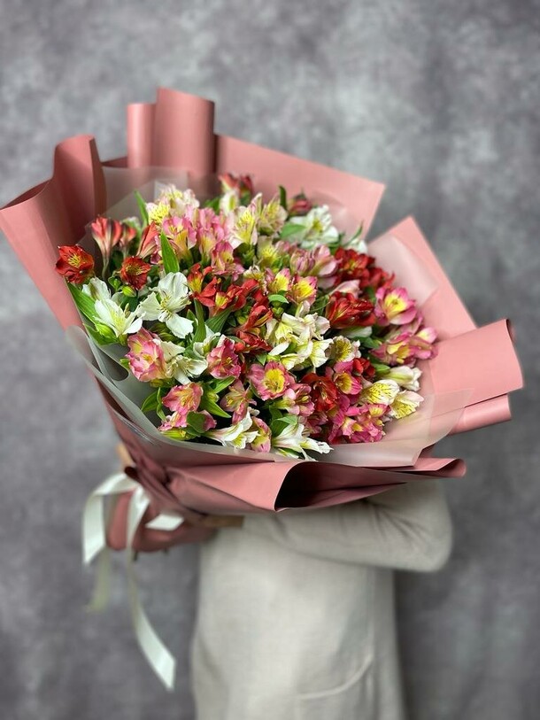 Шикарный букет из красочной альстромерии, артикул F1204396 - 21501 рублей, доставка по городу. Flawery - доставка цветов