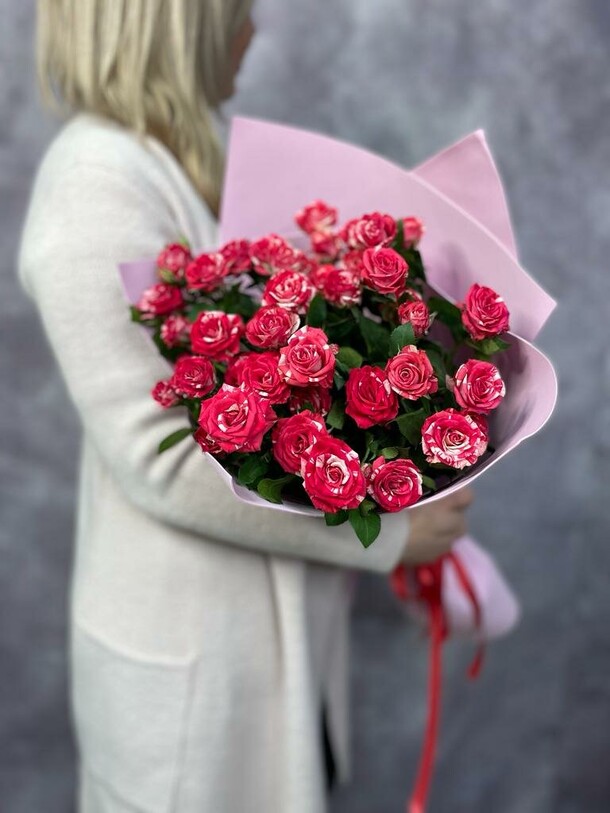 Монобукет из кустовой пион.Розы, артикул F1205464 - 7066 рублей, доставка по городу. Flawery - доставка цветов