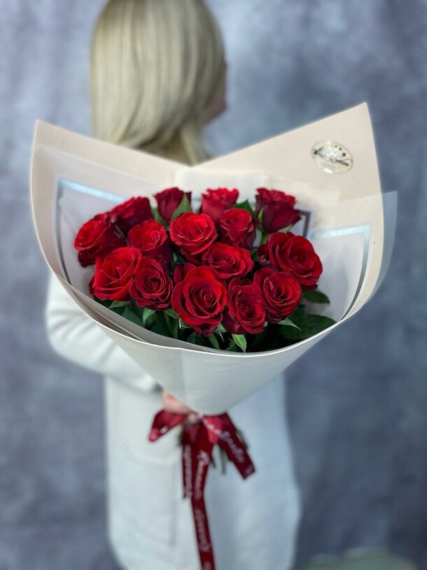 Монобукет из кенийской розы, артикул F1205684 - 6123 рублей, доставка по городу. Flawery - доставка цветов