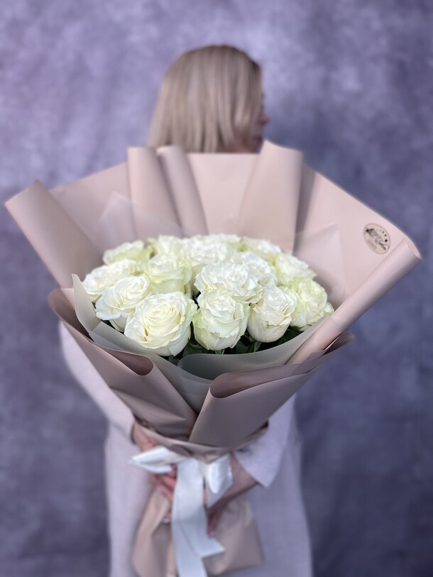 Букет из нежной белой розы, артикул F1230074 - 21936 рублей, доставка по городу. Flawery - доставка цветов