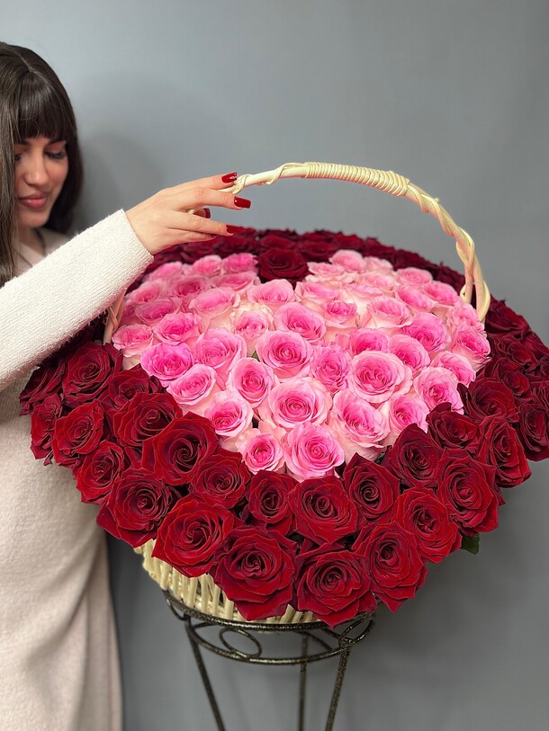 Композиция из роз эквадор, артикул F1241990 - 156924 рублей, доставка по городу. Flawery - доставка цветов