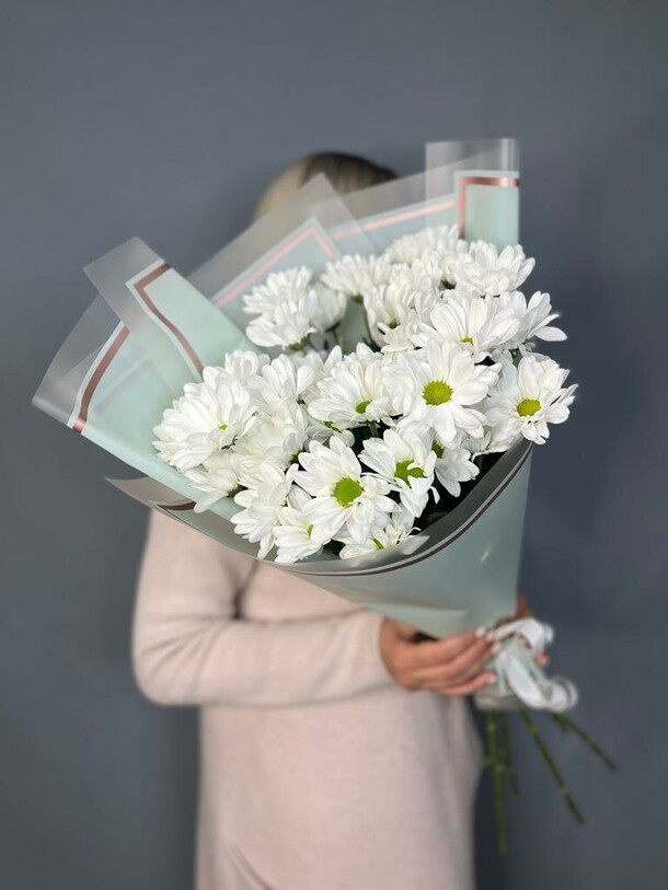 Букет из пяти кустовых хризантем, артикул F1272060 - 7216 рублей, доставка по городу. Flawery - доставка цветов