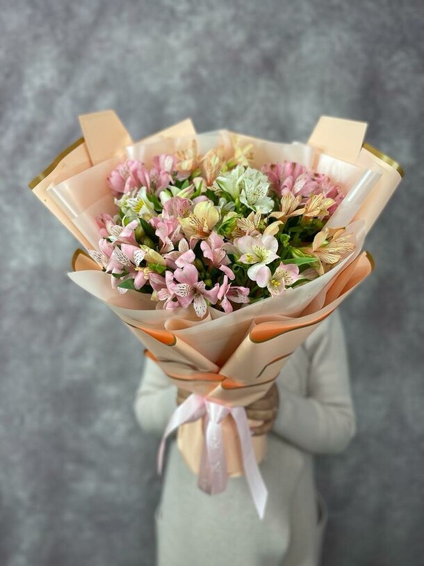 Очаровательный букет из альстромерий, артикул F1272068 - 14124 рублей, доставка по городу. Flawery - доставка цветов