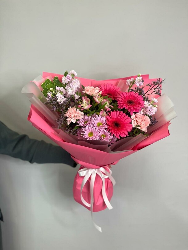 Букет из гербер и диантуса, артикул F1339313 - 13673 рублей, доставка по городу. Flawery - доставка цветов