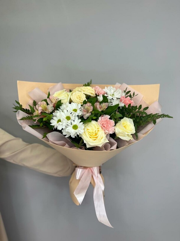 Букет из пионовидной розы и розового диантуса, артикул F1339448 - 13120 рублей, доставка по городу. Flawery - доставка цветов