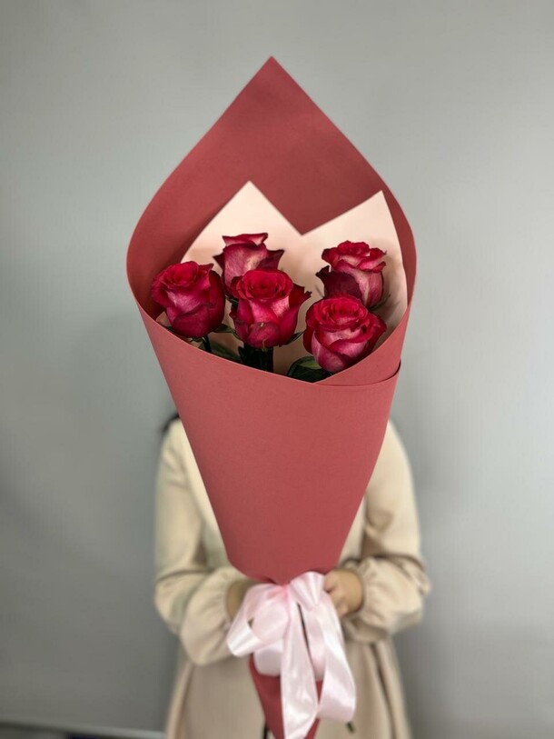 Букет из 5 роз эквадор, артикул F1365717 - 8163 рублей, доставка по городу. Flawery - доставка цветов