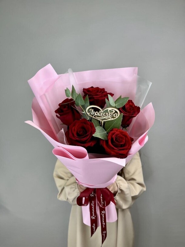 Букет из 5 роз с эвкалиптом, артикул F1380586 - 9307 рублей, доставка по городу. Flawery - доставка цветов