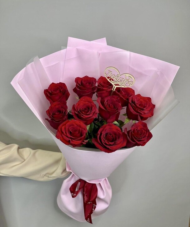 Букет из 11 роз в упаковке, артикул F1380599 - 14627 рублей, доставка по городу. Flawery - доставка цветов